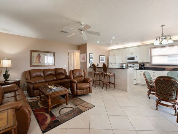 Lovely Beach Condo Views of Gulf & Pool