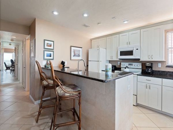 Lovely Beach Condo Views of Gulf & Pool