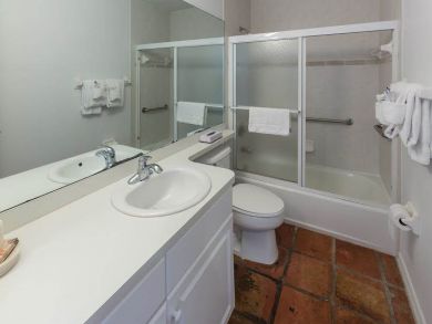 Bathroom wiht Shower in Tub