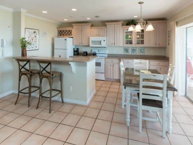 Kitchen Bar & Dining Table