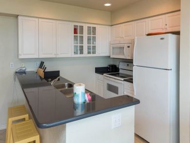 Equipped Kitchen with Breakfast Bar Equipped Kitchen with Breakfast Bar