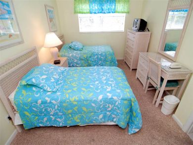 Guest Bedroom with Twin Beds Guest Bedroom with Twin Beds