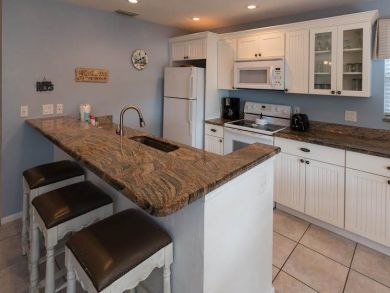 Equipped Kitchen with Breakfast Bar