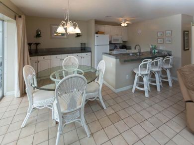 Kitchen Bar & Dining Area