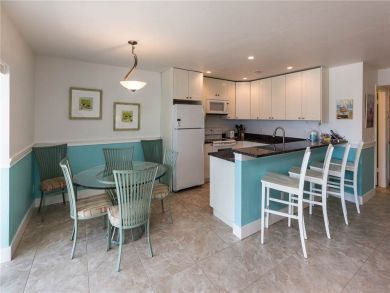 Kitchen Bar & Dining Area