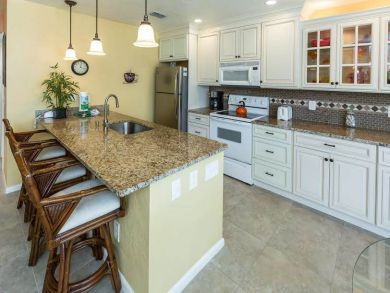 Equipped Kitchen with Breakfast Bar