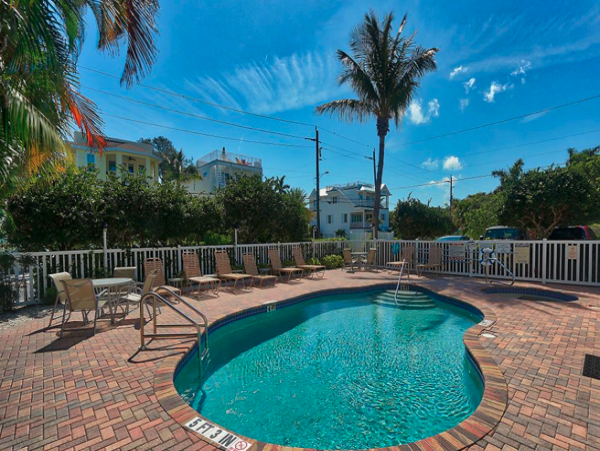 Three Bedroom Sleeps 8 Guests with Pool Beach Across Street