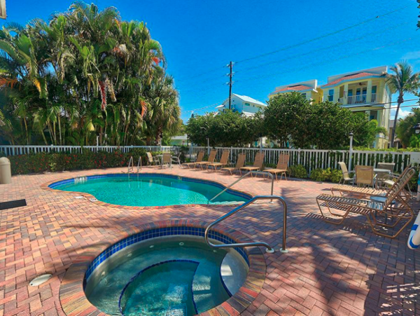 Three Bedroom Sleeps 8 Guests with Pool Beach Across Street