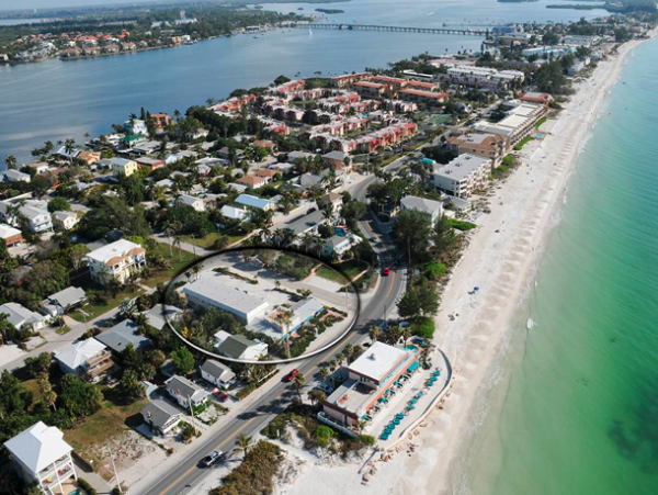 Three Bedroom Sleeps 8 Guests with Pool Beach Across Street