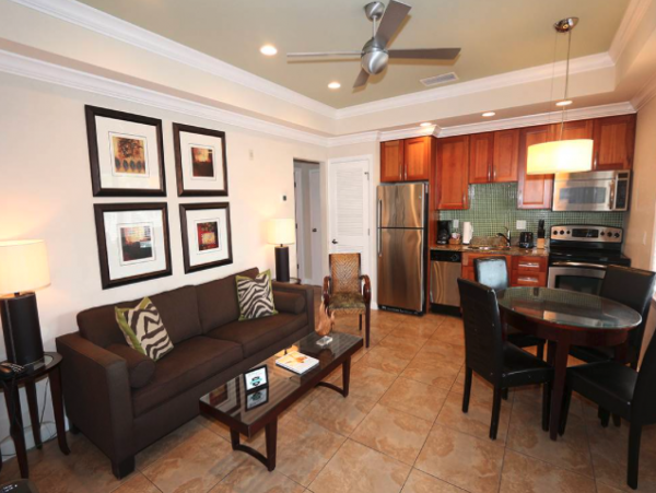 Three Bedroom Sleeps 8 Guests with Pool Beach Across Street