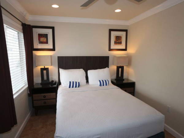 Three Bedroom Sleeps 8 Guests with Pool Beach Across Street
