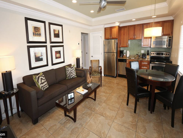 Three Bedroom Sleeps 8 Guests with Pool Beach Across Street