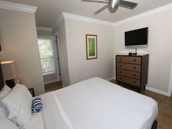 Three Bedroom Sleeps 8 Guests with Pool Beach Across Street