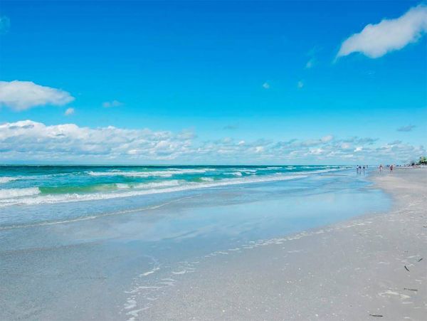 Three Bedroom Sleeps 8 Guests with Pool Beach Across Street