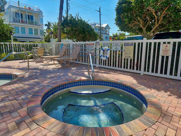 Three Bedroom Sleeps 8 Guests with Pool Beach Across Street