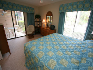 Master bedroom with queen bed Master bedroom with queen bed