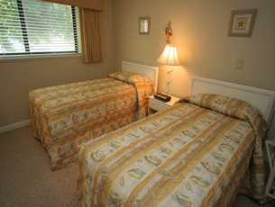 Guest bedroom with twin beds Guest bedroom with twin beds