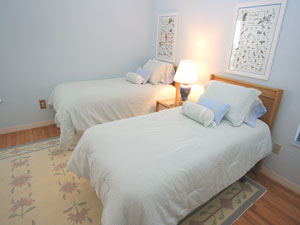 bedroom with twin beds