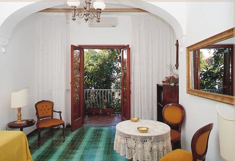 Guest room with Terrace doors