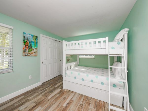 Siesta Key Three Bedroom Vacation Pool Home Sleeps 8