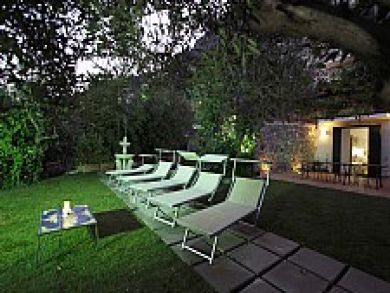 Garden with Sun Loungers Garden with Sun Loungers