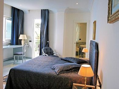 Bedroom with matrimonial bed