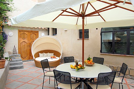 Outdoor Table Seats 6