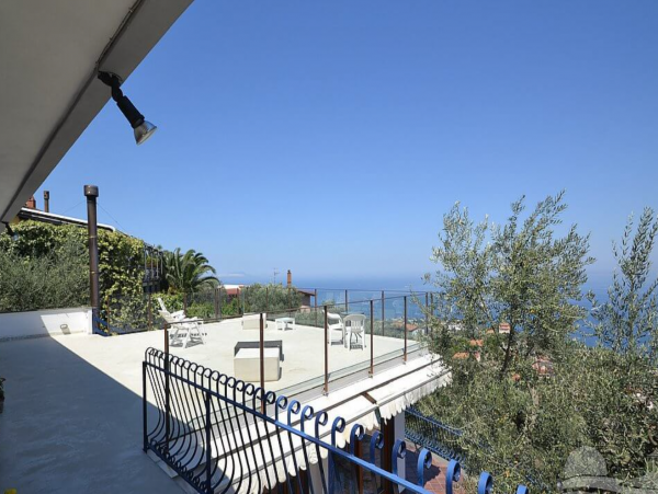Sorrento Villa 3.7 From the Center with Great Views