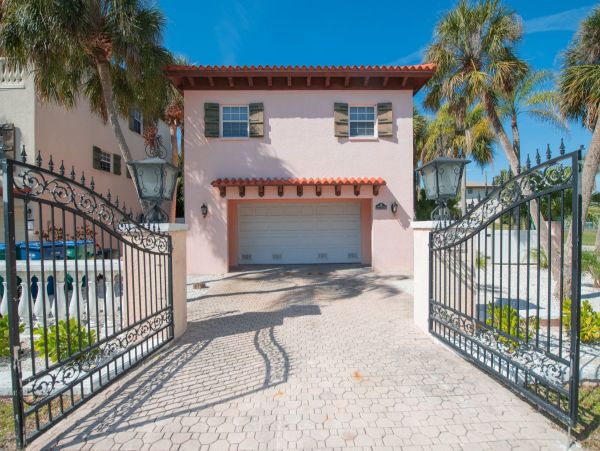 Three Bedroom Anna Maria Vacation Home with Pool