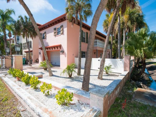 Three Bedroom Anna Maria Vacation Home with Pool
