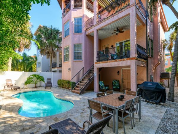 Four Bedroom Luxury  Island Vacation Rental Home Sleeps 8