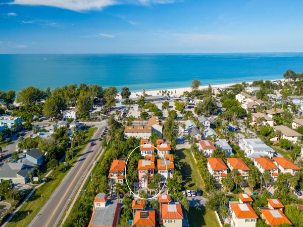 Four Bedroom Luxury  Island Vacation Rental Home Sleeps 8