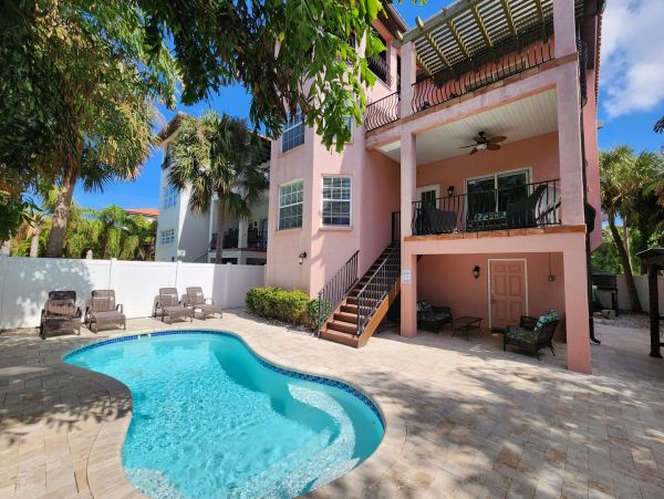 Four Bedroom Luxury  Island Vacation Rental Home Sleeps 8