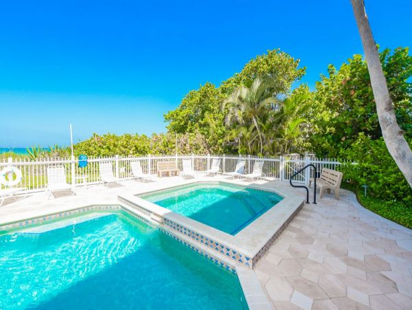 Luxurious Beachfront Condo in Holmes Beach - Dream Vacation