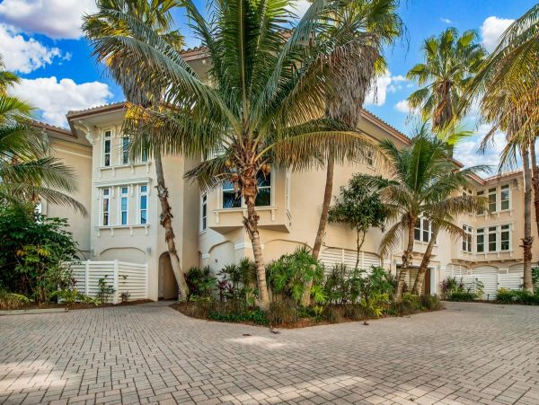 Luxurious Beachfront Condo in Holmes Beach - Dream Vacation