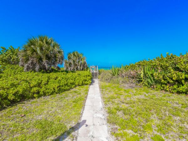Luxurious Beachfront Condo in Holmes Beach - Dream Vacation