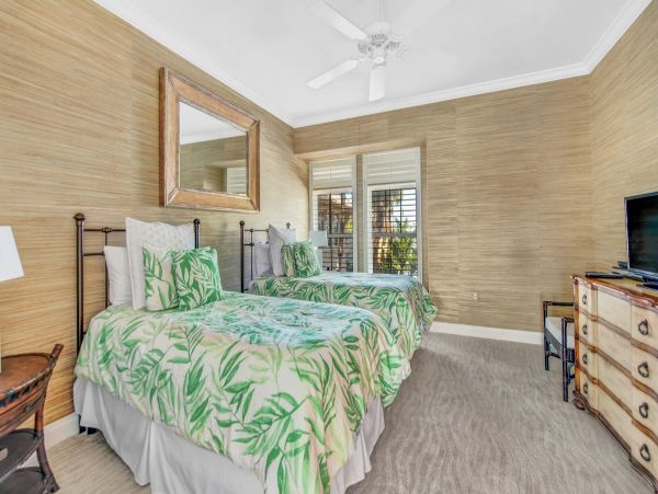 Luxurious Beachfront Condo in Holmes Beach - Dream Vacation