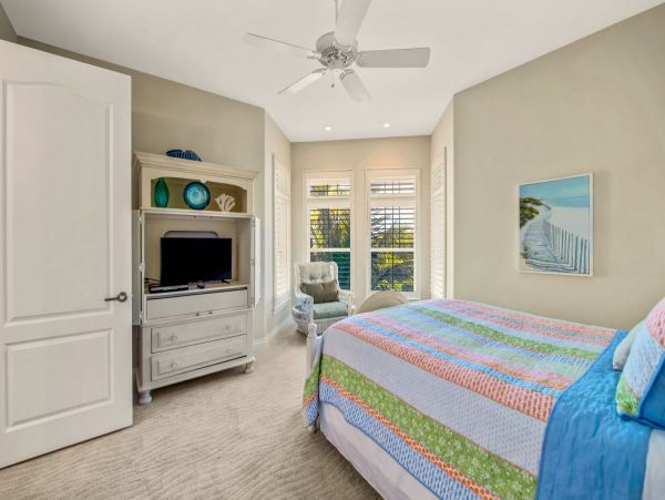 Luxurious Beachfront Condo in Holmes Beach - Dream Vacation