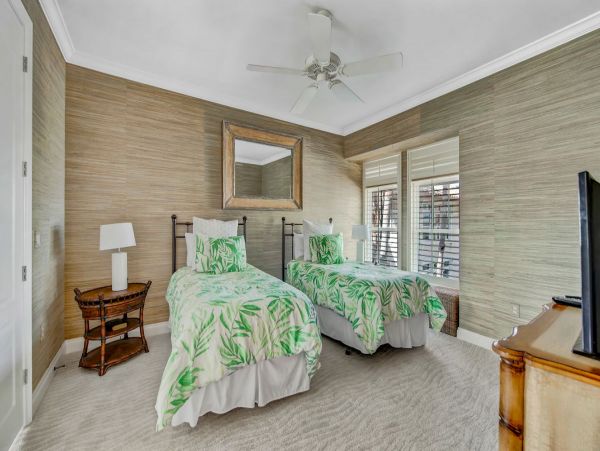 Luxurious Beachfront Condo in Holmes Beach - Dream Vacation