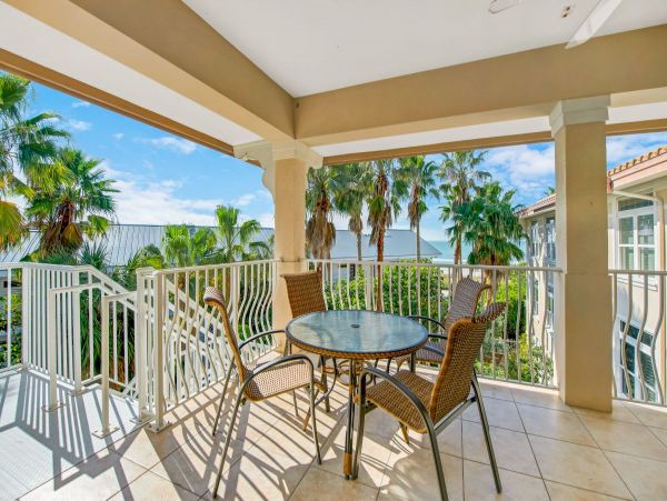 Luxurious Beachfront Condo in Holmes Beach - Dream Vacation