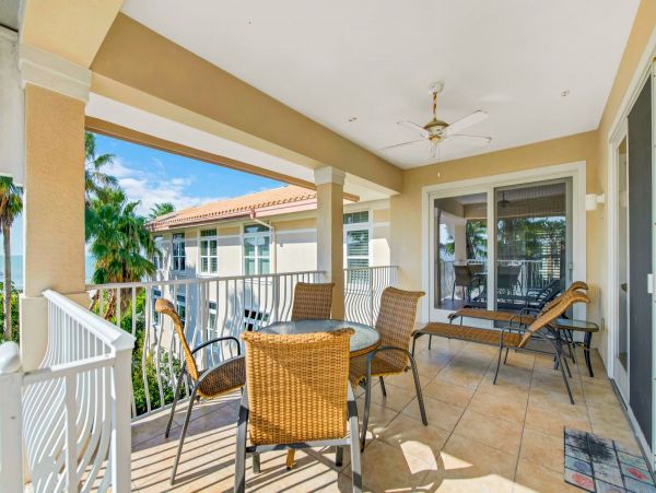 Luxurious Beachfront Condo in Holmes Beach - Dream Vacation