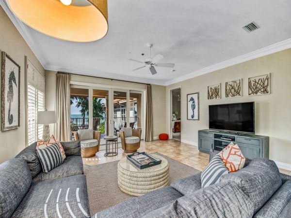 Luxurious Beachfront Condo in Holmes Beach - Dream Vacation