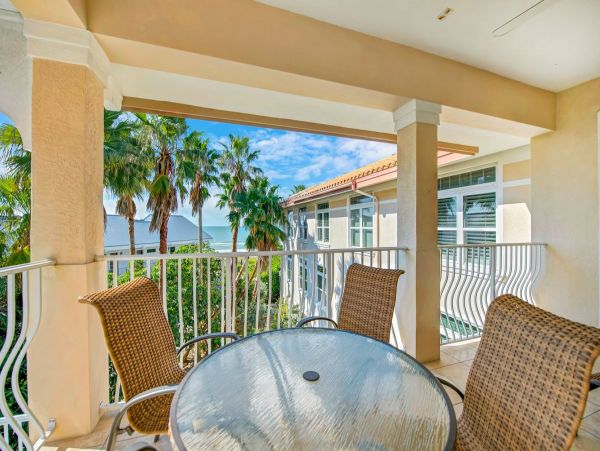 Luxurious Beachfront Condo in Holmes Beach - Dream Vacation