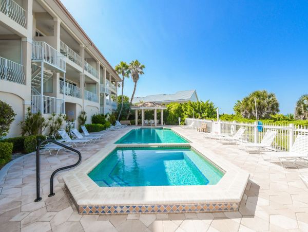 Luxurious Beachfront Condo in Holmes Beach - Dream Vacation