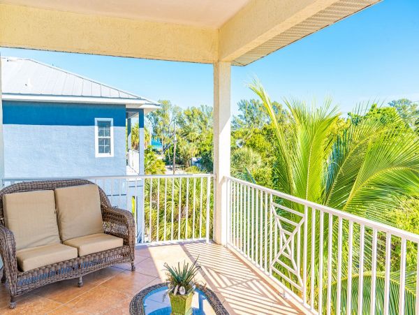 Great Anna Maria Vacation Beach Home with Pool - Sleeps 10