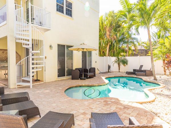 Great Anna Maria Vacation Beach Home with Pool - Sleeps 10