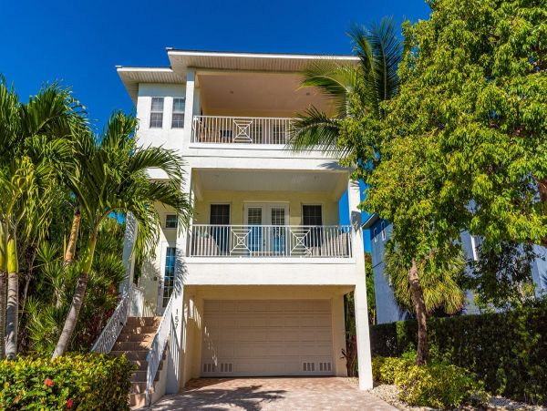 Great Anna Maria Vacation Beach Home with Pool - Sleeps 10