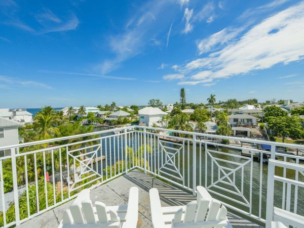 Holmes Beach Canal Front Home With Pool Sleeps 10 Guests