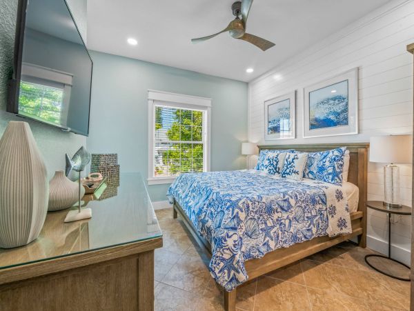 Holmes Beach Canal Front Home With Pool Sleeps 10 Guests