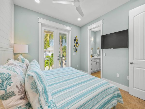 Holmes Beach Canal Front Home With Pool Sleeps 10 Guests